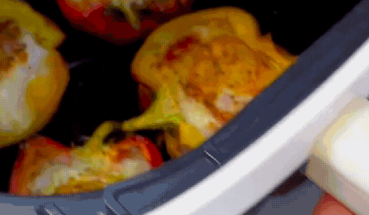 Mùa hè ăn gì cho nhẹ bụng? Thử ngay ớt chuông nướng trứng siêu ngon bằng nồi chiên không dầu