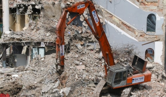 Sau gần 1 tháng thi công phá dỡ, tòa nhà 'Hàm Cá mập' hiện ra sao?