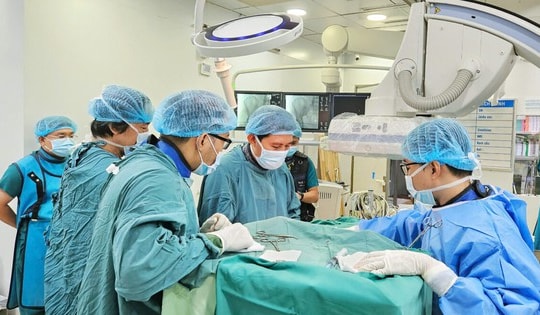 Người đàn ông 44 tuổi ở TPHCM ngưng tim lúc nửa đêm, thoát chết nhờ vợ nhanh trí làm việc này