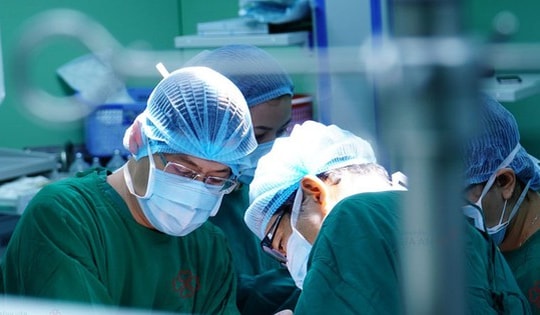 Người phụ nữ nhập viện vì sỏi lớn gây tắc mật và thoát vị thành bụng từ dấu hiệu nhiều người Việt bỏ qua