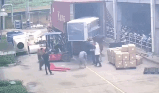 Khoảnh khắc kiện hàng lật nghiêng, đè tử vong người đàn ông ở Phú Thọ