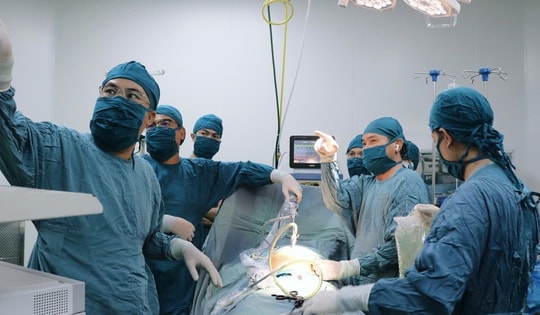 2 BVĐK tuyến tỉnh phối hợp phẫu thuật đặt catheter màng bụng cho bệnh nhân suy thận mạn