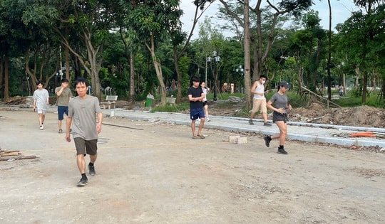 Hà Nội: Người dân 'vô tư' tập thể dục giữa công viên ngổn ngang gạch đá, bụi bay mù mịt
