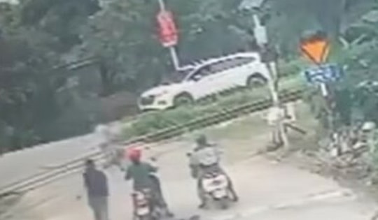 Clip: Nam thanh niên cứu cháu bé thoát chết trong tích tắc khi tàu hỏa lao đến