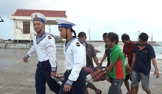Quân y đảo Song Tử Tây cấp cứu ngư dân ngã từ độ cao 3 mét xuống mạn tàu
