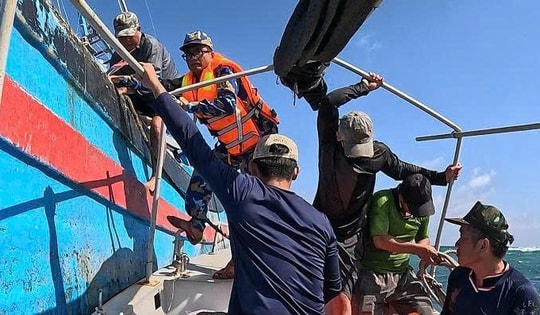Cán bộ, chiến sĩ đảo Đá Lát cứu hộ nhiều ngư dân Đắk Lắk gặp nạn trên biển