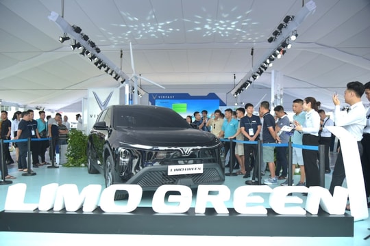 VinFast Limo Green khiến khách Việt mê mẩn tại sự kiện 'Thu xăng - Đổi điện'
