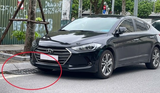Tranh cãi việc đỗ xe chưa đè lên miệng cống thoát nước vẫn bị CSGT xử phạt