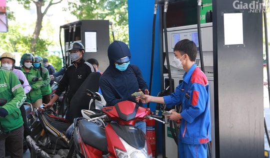 Đề xuất giữ mức giảm 50% thuế bảo vệ môi trường với xăng dầu đến hết 2026: 'Túi tiền' người dân, doanh nghiệp và nền kinh tế được lợi thế nào?