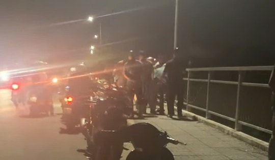 Nhảy xuống sông rồi tự bơi vào bờ, nam thanh niên mặc cho lực lượng cứu hộ vất vả tìm kiếm