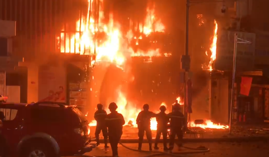 TP Hồ Chí Minh: Biển quảng cáo cháy lan sang nhà cao tầng, thiêu rụi nhiều tài sản