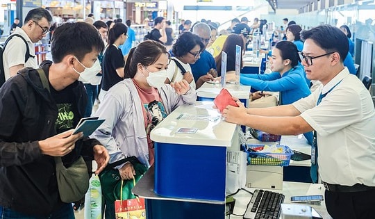 Hàng trăm chuyến bay bị hủy, tỷ lệ đúng giờ của ngành hàng không giảm mạnh