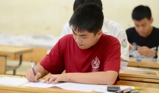 Áp lực lựa chọn môn học lớp 10: Học sinh bối rối, chuyên gia 'chỉ lối'