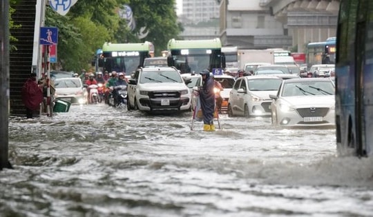 Hà Nội tái diễn mưa lớn kèm lốc sét chiều nay