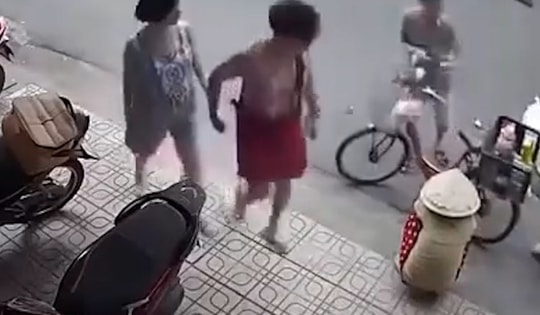 Phẫn nộ người phụ nữ cố tình đẩy đổ xe đậu hũ, khóc lóc để trục lợi tình thương