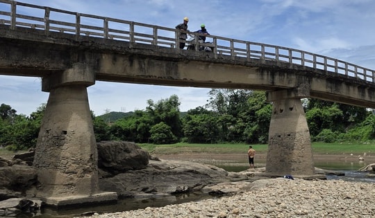 Người dân bất an khi lưu thông qua cây cầu hơn 30 năm tuổi xuống cấp nghiêm trọng