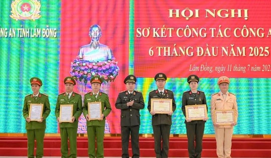 Thưởng nóng các đơn vị phá vụ án bắt giữ người thân của 'con nợ' để đòi 810 triệu đồng