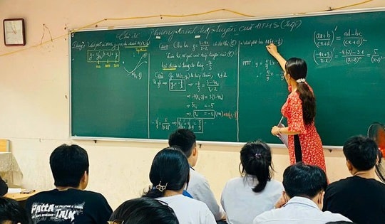 Giáo viên Hà Nội phấn khởi khi lần đầu nhận tiền thưởng theo Nghị định 73