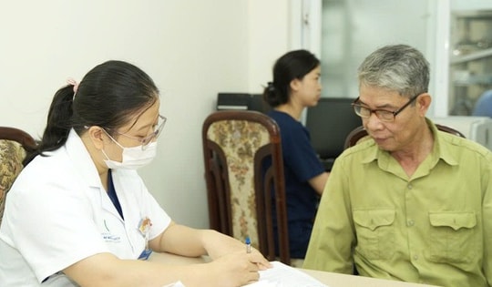 Gần 1.000 người có công được khám, tư vấn sức khỏe miễn phí