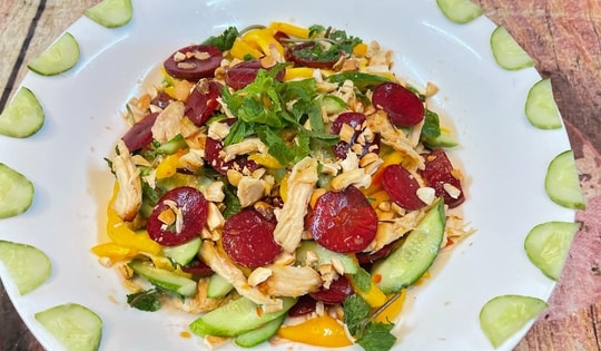 Gỏi mận gà xé hạt điều xốt chua ngọt