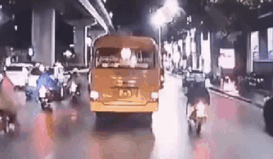 Hà Nội: Cô gái trẻ tử vong thương tâm sau va chạm với xe khách trên đường Trần Phú