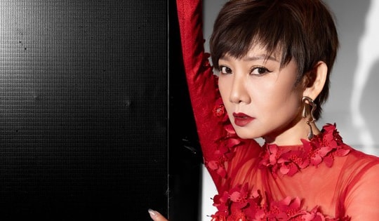 Nữ NSND vừa lộ ảnh 'khóa môi' với bạn gái, đời thực nhan sắc 'hack tuổi' ra sao?