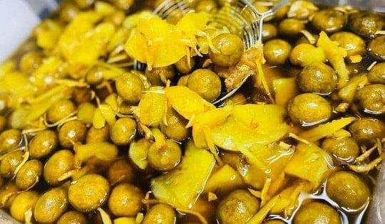 Chị em đua nhau mua sấu về ngâm, nhưng quên bước này dễ đổ bỏ vì sấu ngâm bị nổi váng