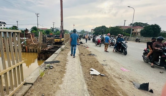 Ô tô tông 2 xe máy rồi lao xuống sông, một người mất tích