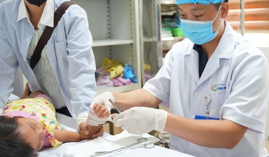 Bị bỏng điện nặng, bé gái dân tộc suýt bị tháo bỏ ngón tay