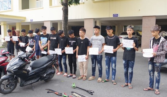 Tạm giữ 11 thanh, thiếu niên mang hung khí đuổi nhau trên đường