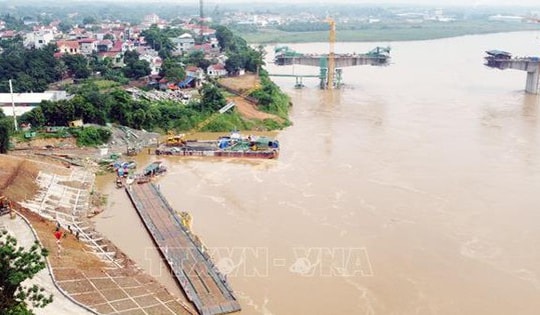 Vận hành lại phà quân sự ở khu vực cầu Phong Châu từ sáng 13/7