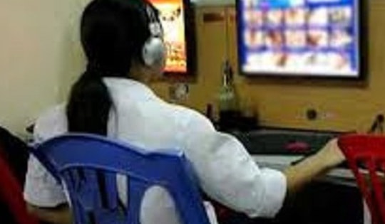 Phát hiện con xem phim ‘nóng’ trong thời gian nghỉ hè, cha mẹ cần làm gì?