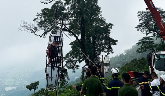 Du khách ngã xuống vực ở Ba Vì, cảnh sát phải dùng xe cẩu giải cứu
