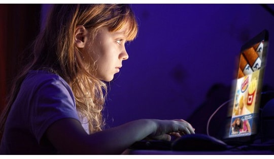 Các quốc gia trên thế giới siết chặt quảng cáo trên mạng xã hội như thế nào?