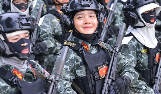 Vẻ đẹp mạnh mẽ của nữ cảnh sát đặc nhiệm trên thao trường