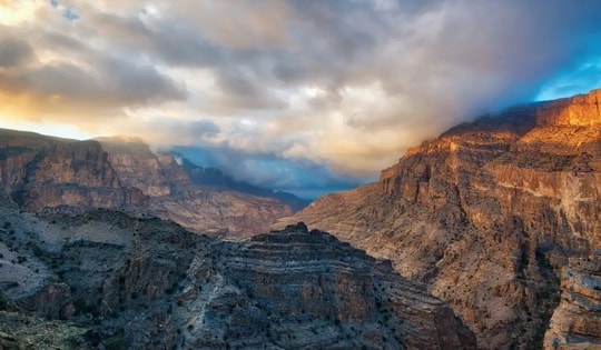 "Cột đá ma" dưới Trung Đông âm thầm định hình lại Trái Đất