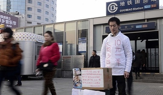 Người đàn ông cầu xin người khác đánh mình vì lý do đáng thương đến rơi nước mắt