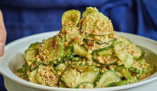 Dưa chuột đem thái mỏng rồi trộn cùng nguyên liệu này, cực ngon lại giúp chống nắng và làm đẹp da mịn màng