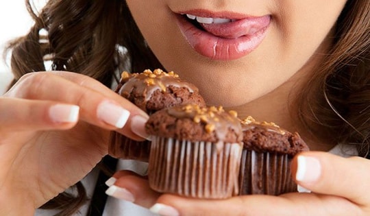 5 dấu hiệu cảnh báo bạn đang ăn quá nhiều đồ ngọt