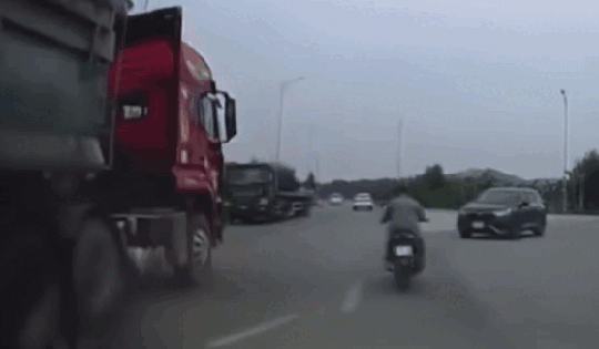 Người phụ nữ tử vong thương tâm sau va chạm với xe đầu kéo ở Bắc Ninh