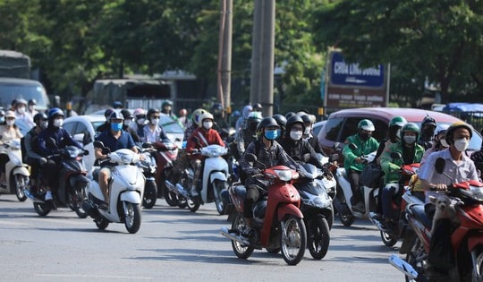 Người dân được hỗ trợ gì khi xe máy xăng sắp rút khỏi Vành đai 1?