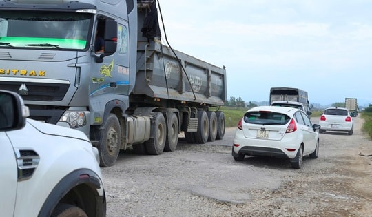 Đường giáp ranh Nghệ An - Hà Tĩnh xuống cấp, oằn mình gánh xe quá tải