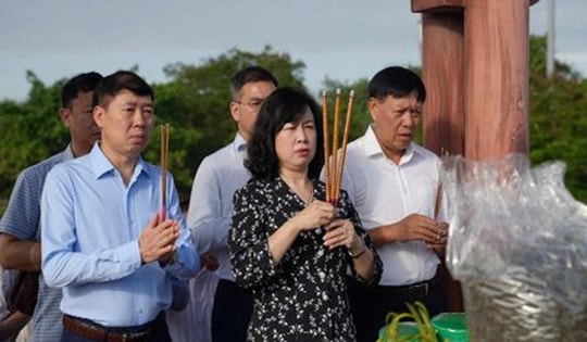 Bộ trưởng Đào Hồng Lan và đoàn công tác Bộ Y tế dâng hương tri ân các Anh hùng Liệt sĩ