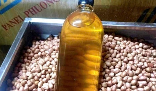 Sợ dầu ăn giả, dầu lạc 'nhà tự làm' lên ngôi