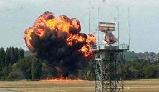 Máy bay rơi ngay sau khi cất cánh từ sân bay London Southend