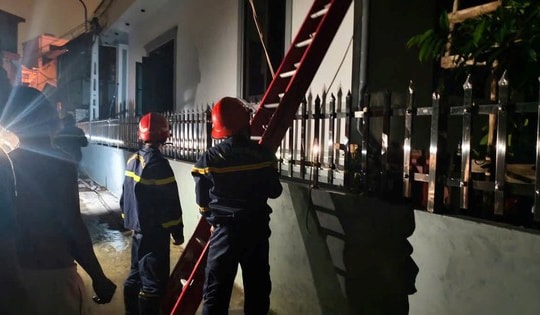 Cháy nhà trong đêm, 4 người mắc kẹt được công an cứu sống