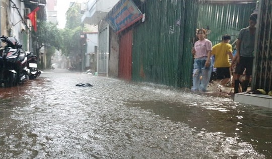 Mưa dông bao phủ khiến nhiều tuyến phố ở Hà Nội có nguy cơ ngập nặng