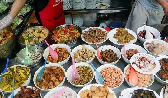 Chủ quán cơm văn phòng chật vật tồn tại vì 'khách giảm ăn ngoài'