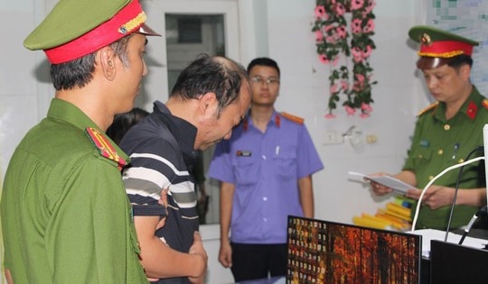 Tạm giữ hình sự lái xe ô tô gây tai nạn lao xuống sông ở Nghệ An