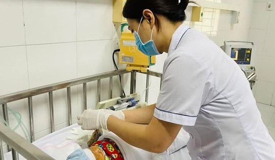 Trẻ sơ sinh 3 ngày tuổi nguy kịch vì đẻ rơi, 'chữa mẹo' bằng cách uống mật ong, cứa dao lam khắp cơ thể